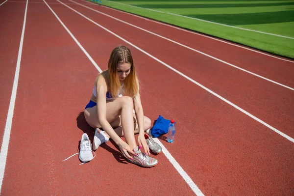 Giovane Donna Caucasica Allacciatura Shoelace Prima Correre Allo Stadio — Foto Stock