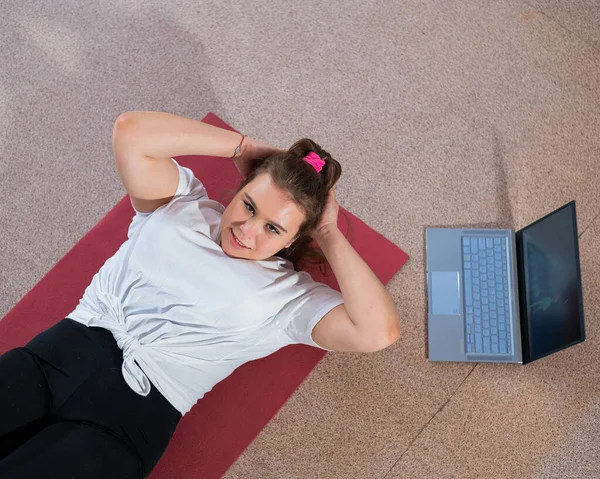 Uma Jovem Gordinha Está Assistindo Uma Aula Fitness Online Laptop — Fotografia de Stock