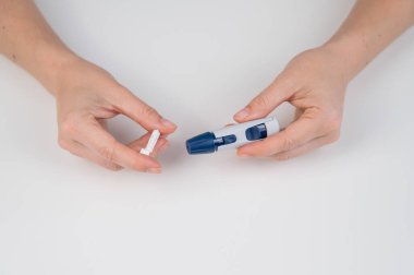 Kafkasyalı bir kadın mızrak kalemine iğne sokuyor.