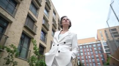 Güzel, beyaz, yaşlı, beyaz saçlı bir iş kadını. Video 360 derece