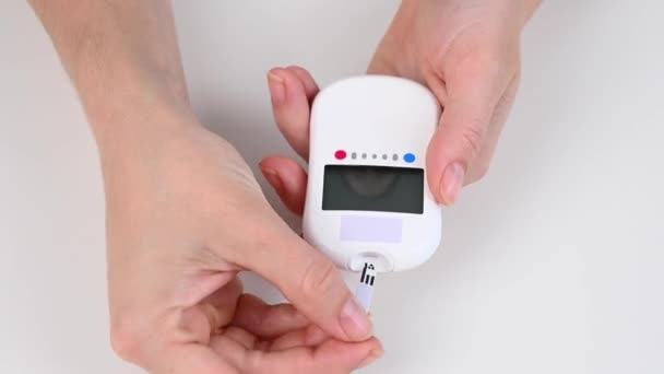 Женщина Измеряет Уровень Сахара Крови Глюкометром — стоковое видео