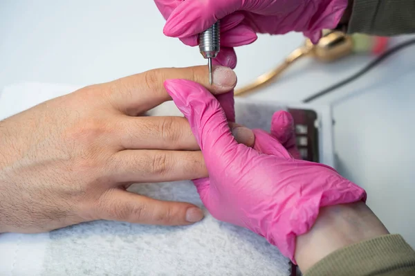 Master Maakt Een Hardware Manicure Aan Een Mannelijke Cliënt — Stockfoto