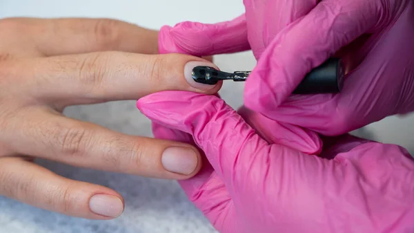 Een Man Een Manicure Procedure Schildert Zijn Nagels Zwart Een — Stockfoto