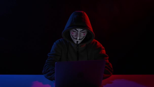 Haziran 2022 Novosibirsk Rusya Kapüşonlu Anonymous Kırmızı Işıkta Karanlıkta Dizüstü — Stok video