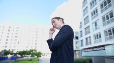 Video 360 derece. Kafkasyalı bir iş kadınının aklına bir fikir geldi.