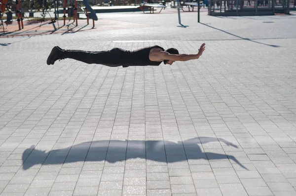 Ein Mann Schwarzer Sportbekleidung Springt Liegestütze Park — Stockfoto