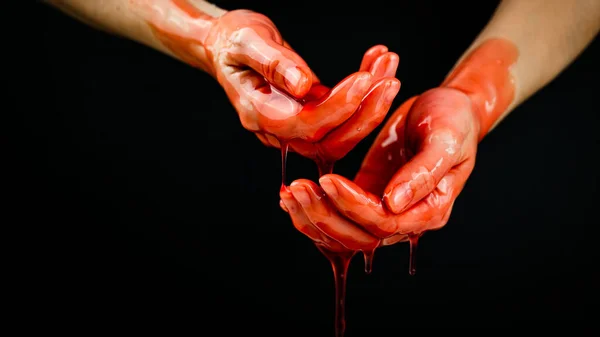 Mãos Das Mulheres Líquido Vermelho Viscoso Semelhante Sangue — Fotografia de Stock