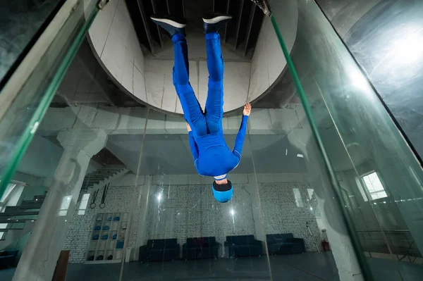 Uomo Tuta Casco Protettivo Gode Volare Una Galleria Del Vento — Foto Stock