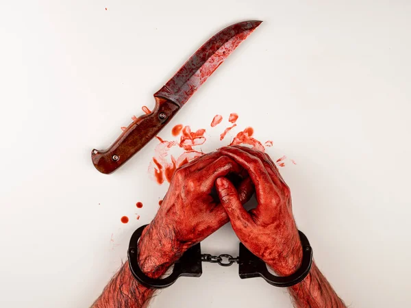Der Mann Faltete Seine Blutigen Handschellen Auf Dem Weißen Tisch — Stockfoto