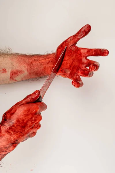 Ένας Άντρας Ματωμένα Χέρια Κόβει Τον Εαυτό Του Μαχαίρι — Φωτογραφία Αρχείου