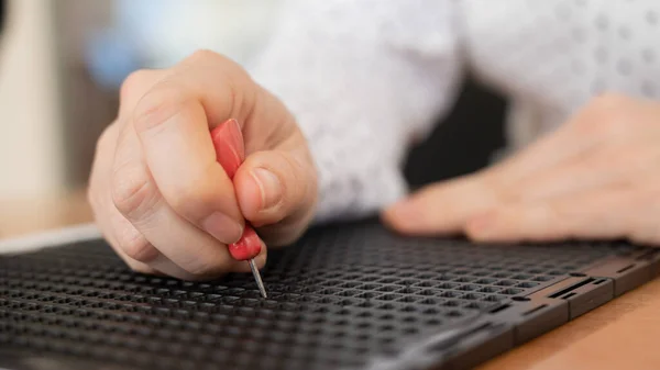 Uma Mulher Usa Estêncil Especial Estilete Para Escrever Uma Carta — Fotografia de Stock