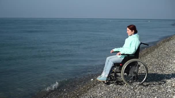 Pacifikované Běloška Žena Invalidním Vozíku Pobřeží — Stock video