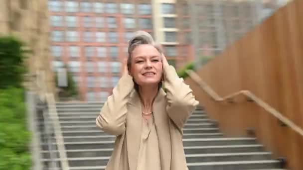 Une Femme Affaires Âgée Aux Cheveux Gris Fait Une Erreur — Video