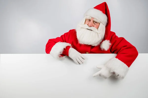 Άγιος Βασίλης Κρυφοκοιτάζει Πίσω Από Ένα Λευκό Φόντο Και Δείχνει — Φωτογραφία Αρχείου