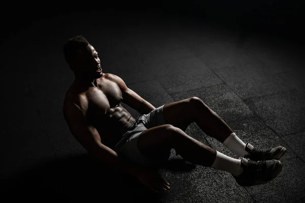 Hombre Afroamericano Haciendo Ejercicios Abdominales Estudio Oscuro —  Fotos de Stock