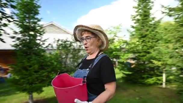 Video 360 Graden Oudere Blanke Vrouw Boer Met Een Container — Stockvideo