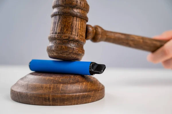 Judge Hammering Disposable Vape Referees Gavel White Table — Stock Photo, Image