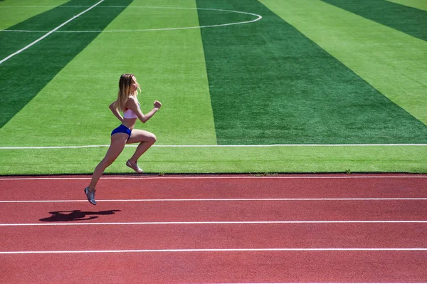 Genç Beyaz Kadın Açık Hava Stadyumunda Koşuya Çıktı — Stok fotoğraf