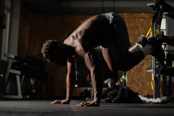 Shirtless Afro Americano Homem Fazendo Exercícios Com Laços Funcionais Ginásio — Fotografia de Stock