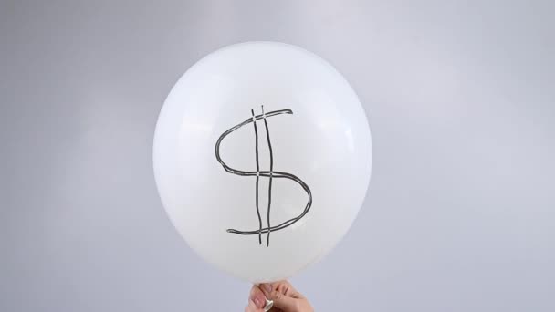 Bir Kadın Bir Balon Şişiriyor Üstünde Bir Dolar Bir Iğne — Stok video