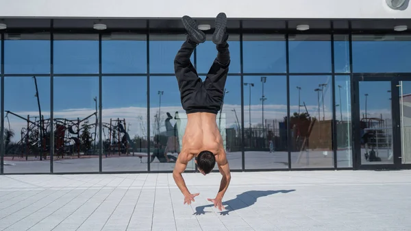 Ein Mann Macht Freien Einen Handstand Gegen Die Fenster — Stockfoto