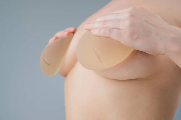 Blanke Naakte Vrouw Probeert Siliconen Borstimplantaten Een Witte Achtergrond — Stockfoto