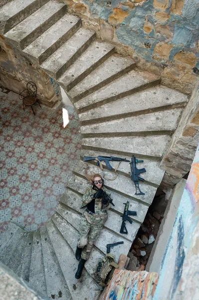 Mujer Caucásica Uniforme Militar Yace Las Escaleras Edificio Abandonado Sostiene —  Fotos de Stock