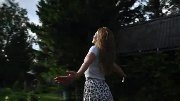 Szczęśliwa Biała Kobieta Rozłożyła Ramiona Zewnątrz Wideo 360 Stopni — Wideo stockowe