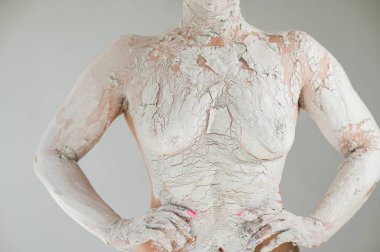 Kadınların çıplak göğüsleri heykel gibi alçıyla kaplıydı.