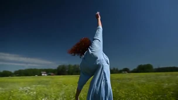 青いドレスを着た白人の若い女性が畑で踊ります 360度動画 — ストック動画