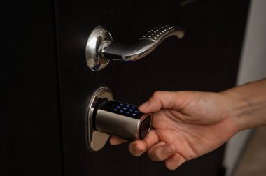 Kadın dairenin kapısının kilidini açıyor. Anahtarsız girdi