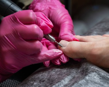 Usta, istemciye donanım pedikürü yapar