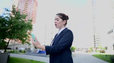 Video 360 derece. Beyaz iş kadını dışarıdaki video bağlantısından konuşuyor.