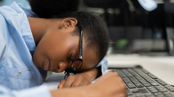 Afrikansk Ung Kvinna Sover Vid Skrivbordet — Stockfoto