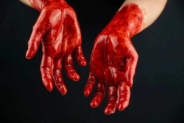 Siyah Bir Arka Planda Kanlı Kadın Elleri — Stok fotoğraf