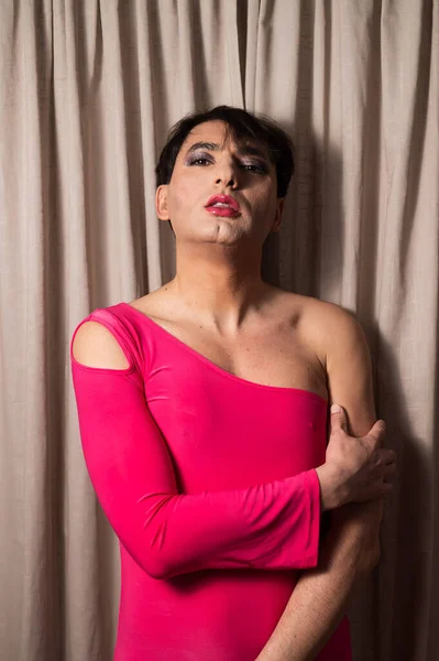 Homoseksualista Różowej Kobiecej Sukience Mężczyzna Makijażu — Zdjęcie stockowe