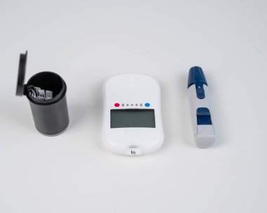 Ev kanı glikoz test kiti. Glukometre, tükenmez kalem, iğneler ve metin şeritleri