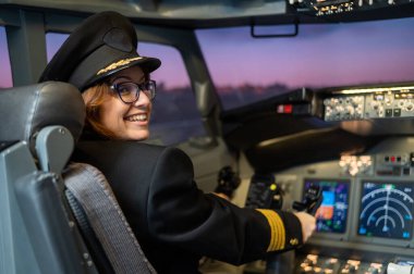 Uçakta kadın pilot var. Uçuş simülatöründeki beyaz kadın