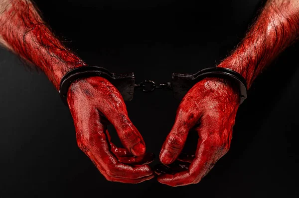 Zbliżenie Mężczyzna Krwawe Kajdanki Ręce Czarny Tło — Zdjęcie stockowe