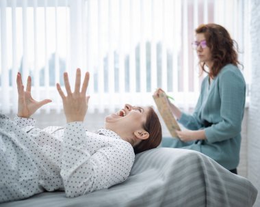 Orta yaşlı bir kadın psikanalistle bir seansta kanepede yatıyor. Çaresizlik içindeki kadın hasta