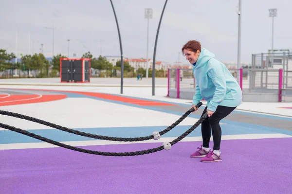 Kaukasierin Mint Sweatshirt Trainiert Sportplatz Mit Kampfleinen — Stockfoto