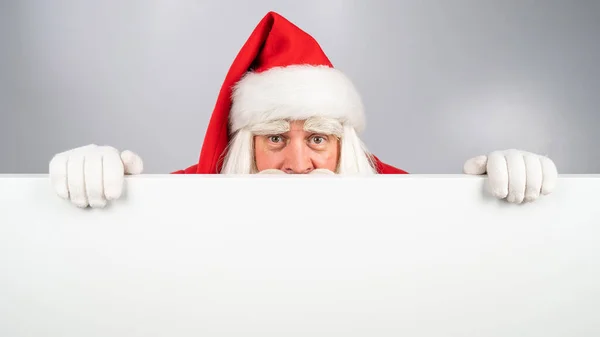 Hinter Einer Werbung Auf Weißem Hintergrund Lugt Der Weihnachtsmann Hervor — Stockfoto