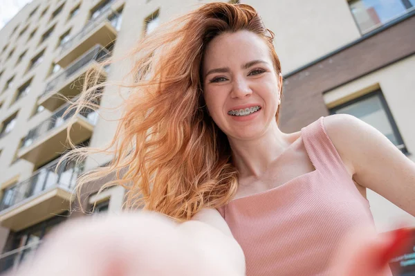 Vacker Ung Rödhårig Kvinna Med Tandställning Tänderna Leende Sommaren Utomhus — Stockfoto