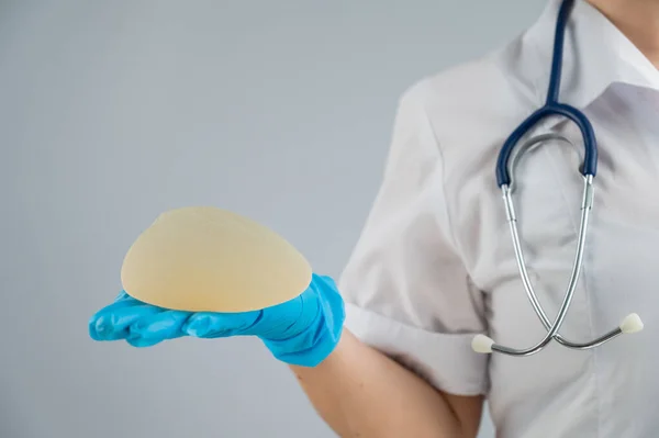 Γυναίκα Γιατρός Αισθητική Χειρουργός Κρατώντας Ένα Εμφύτευμα Στήθους Λευκό Φόντο — Φωτογραφία Αρχείου