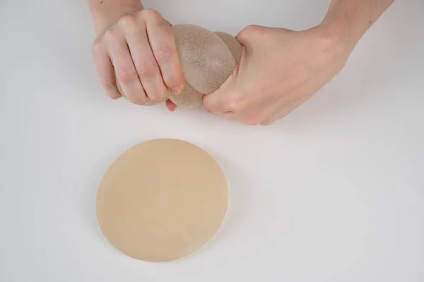 Beyaz Bir Kadın Göğüs Implantının Gücünü Test Ediyor — Stok fotoğraf