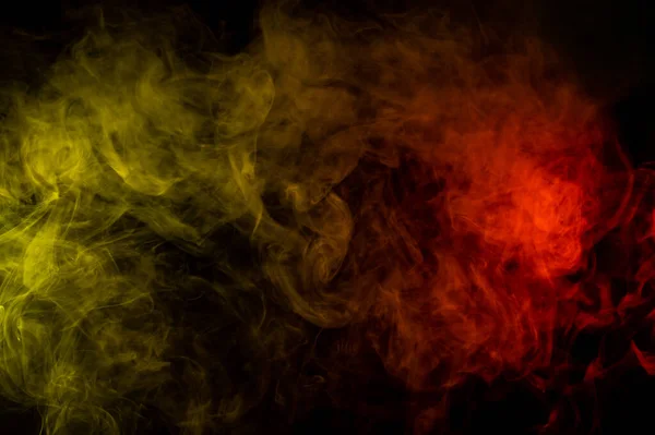 Czerwono Żółty Dym Rozprzestrzenia Się Czarnym Tle — Zdjęcie stockowe