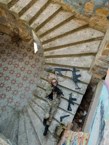 Mujer Caucásica Uniforme Militar Yace Las Escaleras Edificio Abandonado Sostiene —  Fotos de Stock