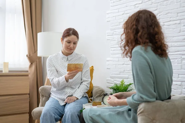 Der Psychologe Verwendet Metaphorische Karten Einer Sitzung Mit Einem Patienten — Stockfoto