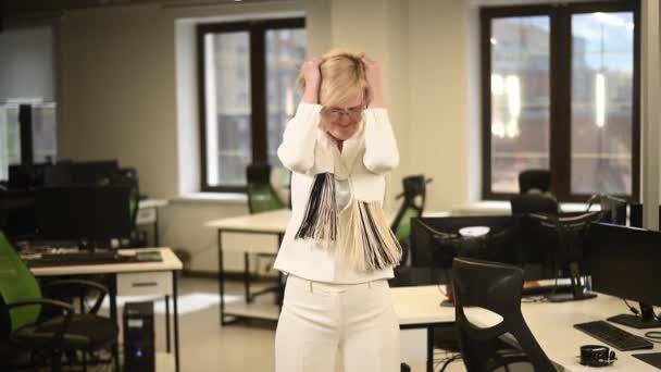 Kaukasisch Reif Frau Gets Angry Die Büro — Stockvideo