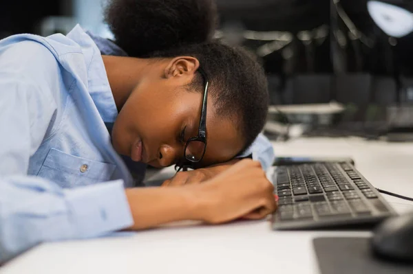 Afrikansk Ung Kvinna Sover Vid Skrivbordet — Stockfoto